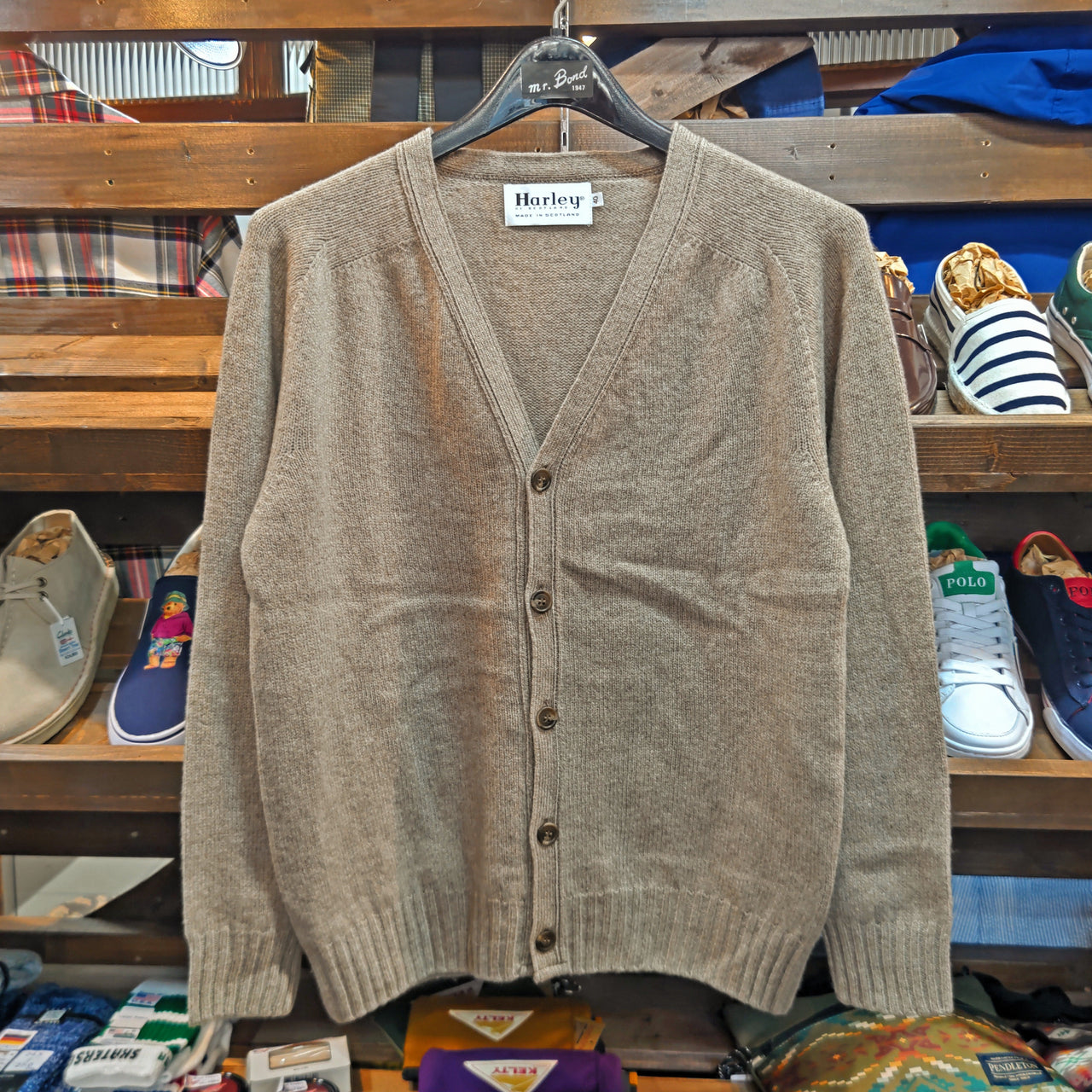 Classic Cardigan   = geelong lambs wool =